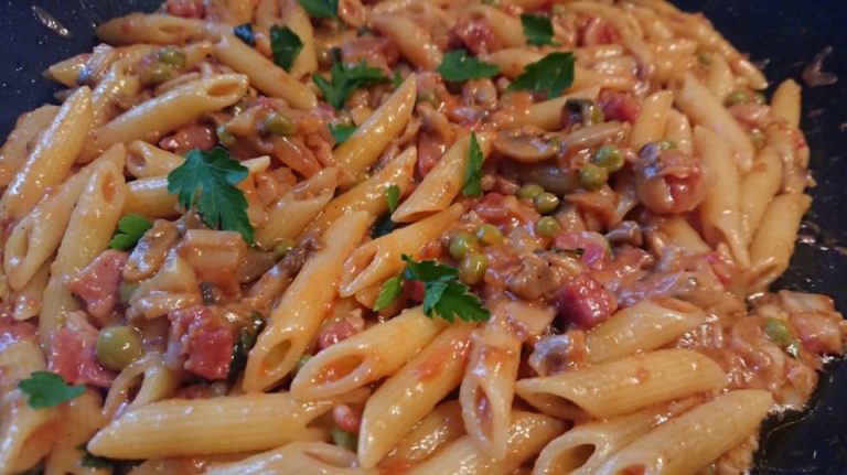 Per nuove e nostre proposte la ricetta per le penne alla boscaiola, ma con novità! Gusto anche senza panna