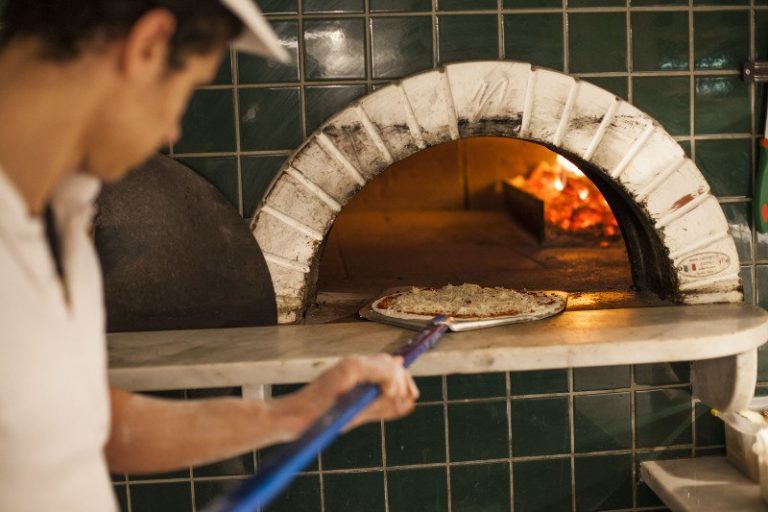O Furnar/ Fornaio in Pizzeria è importante per il Pizzaiolo, per riuscire bene nel lavoro