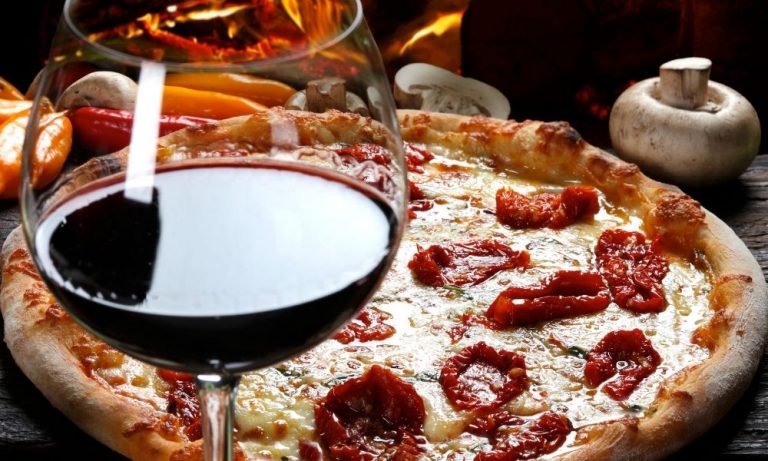 In Pizzeria non solo l’accoppiata pizza e birra, anche e preferibilmente pizza e vino