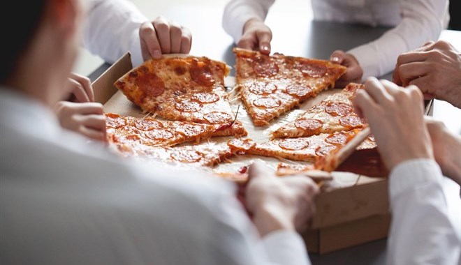 Pizza-lavoro il binomio che non ci si aspetta, con uno studio scientifico, ecco la news dimostrante che: “La Pizza aumenta la produttività sul lavoro”