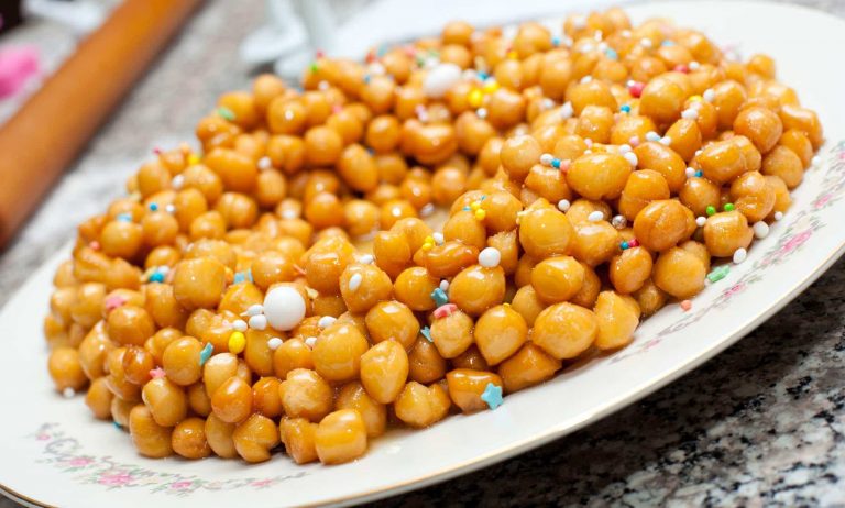 Natale e le tante palline tra alberi e festoni in Pasticceria, ma quelle degli Struffoli napoletani sono in primo piano