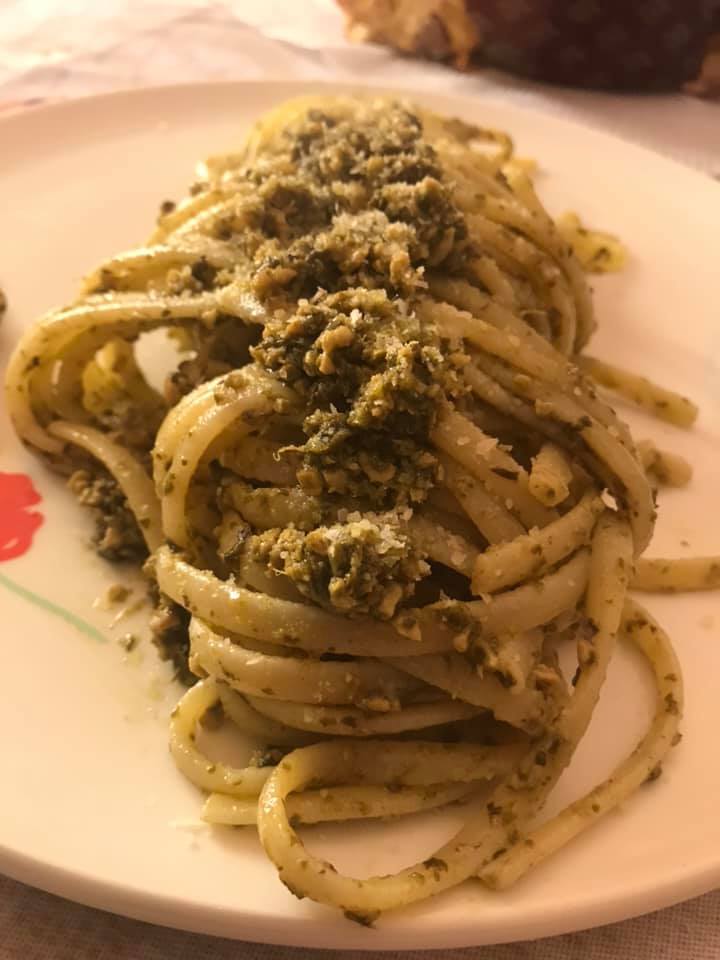 La crema di pistacchi, al posto della granella, per ricette & consigli è utilizzabile per preparare bucatini con pesto di basilico e pistacchi