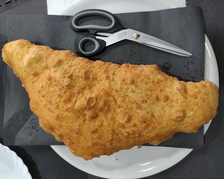 Le visite del Caldarelli in Pizzeria, anche se da asporto, si dedicano per gustare la pizza fritta alle scarole di Gaetano Boccia de A Cantinell Ro Caricchiell