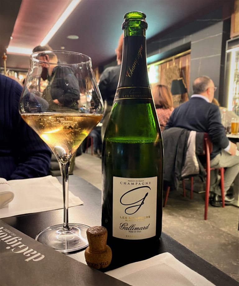 Le scoperte di WinEdicola con FoodClub: Lo Champagne Les Meurgeres Blanc de noirs extra brut Gallimard Pére te Fils, è possibile berlo con stravaganza e armonia, assaporando delle chips