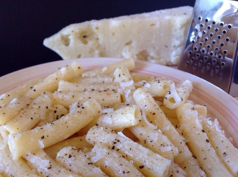 Dopo la versione napoletana de i piatti di Bobo Chef, per Ricette & consigli, ecco, senza varianti una Cacio e pepe