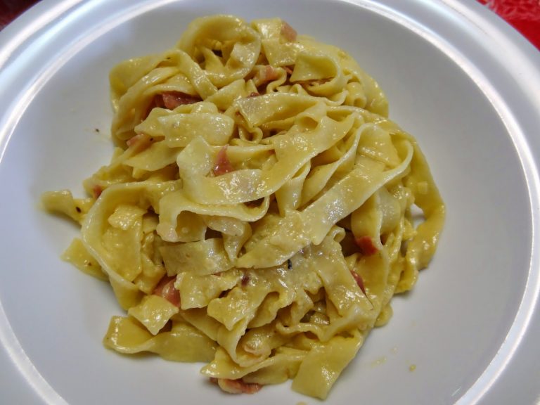 Maionese e tonno si sposano egregiamente anche in una ricetta da primo piatto: Fettuccine alla Nicola