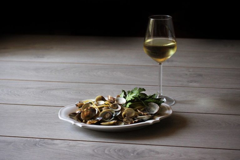 Da Foodclub.it per WinEdicola ecco ben sei vini da poter abbinare ad un piatto di spaghetti alle vongole
