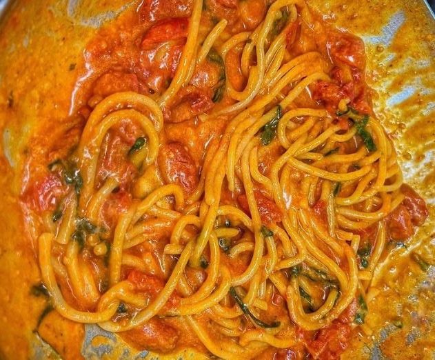 La pasta allo scarpariello dove i pomodori si amalgamano al formaggio e diventano ricetta tra i piatti tipici