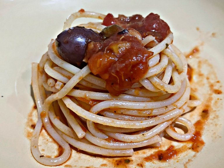 Tra le nostre Ricette de I piatti tipici ci sono gli Spaghetti alla puttanesca