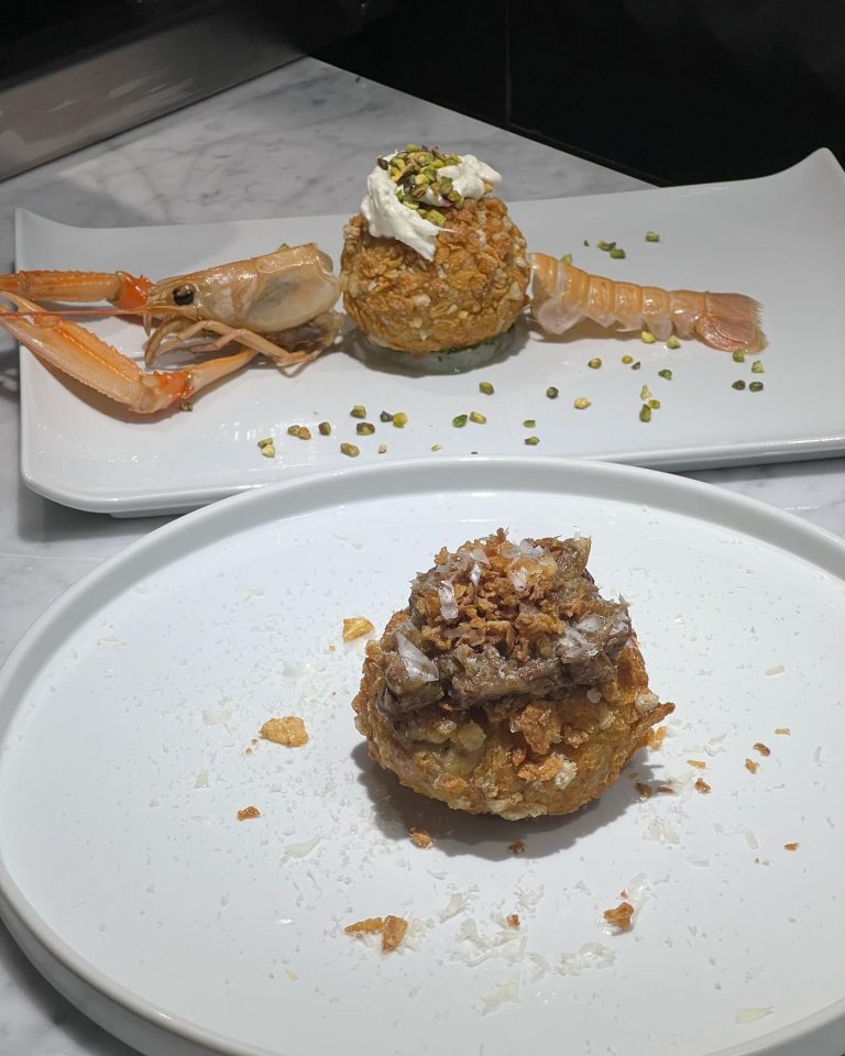 AlL’Albero dei Visconti il risotto ai frutti di mare diventa Arancino di mare e la genovese diventa regale, ma fritta, come Duchessa di Montoro