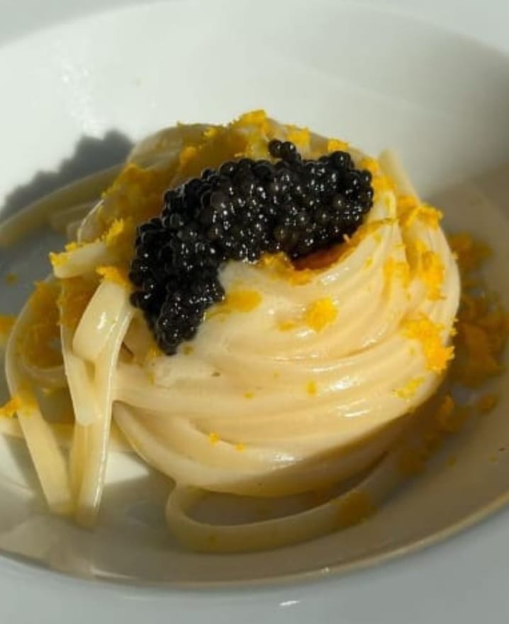 Ricette & consigli per un uovo sgusciato, in un tuorlo sotto sale con caviale