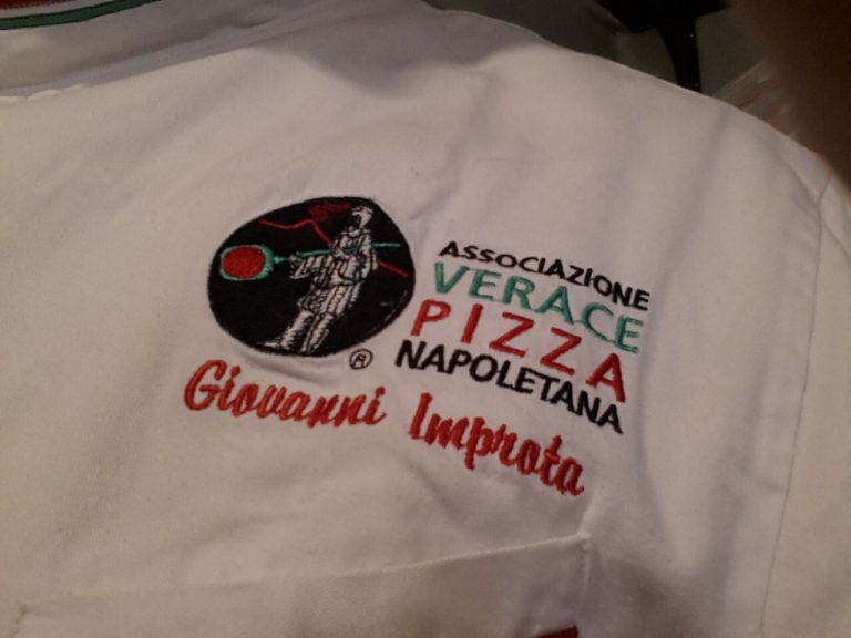 L’indice in cucina si sposta al banco delle Pizze per il libro mix, autobiografia di Giovanni Improta e storia della Pizzeria al 22