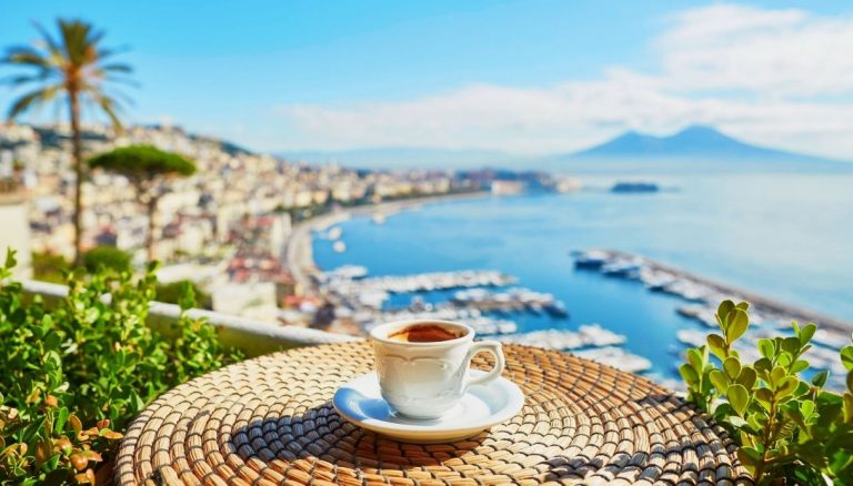 Il Caffè a Napoli, da accompagnamento al cibo e no, è riuscita a scrivere, tra tradizione e no, uno Storytelling del food