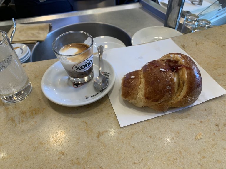 Per colazione un DiretTour al Bar Le Rondinelle per un caffè schiumato ed un buon cornetto, non è solo Blackcoffe ma anche tradizione