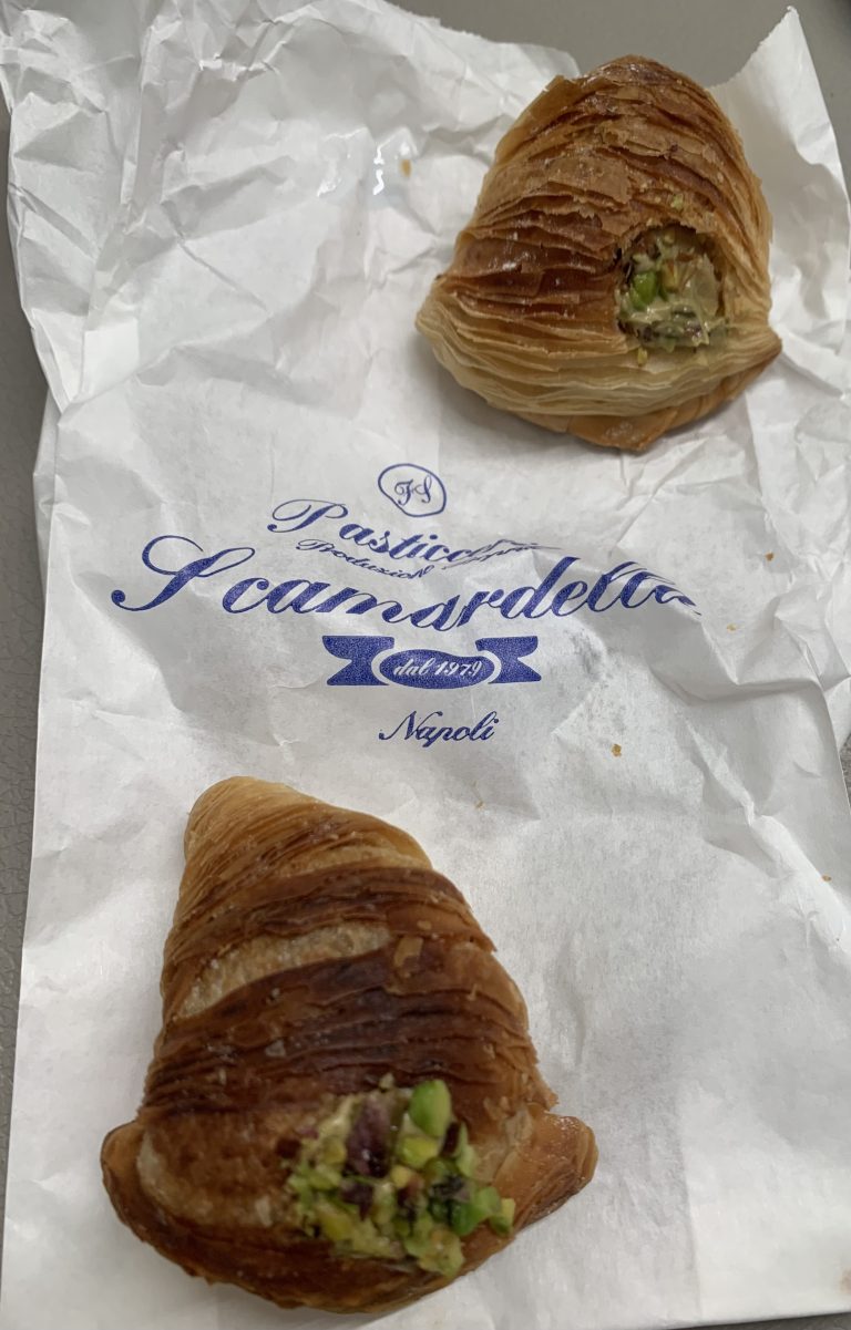 Con un DiretTour a domicilio gustiamo anche la sfogliatella riccia al pistacchio della Pasticceria Scamardella, per un tocco di gourmet alla storia dopo la Pizza