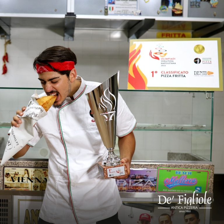 Alle Olimpiadi della Vera Pizza Napoletana 2022 per la Pizza fritta trionfa Carmine Apetino della Pizzeria D’è figliole