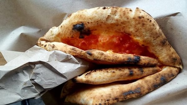 La Pizza a portafoglio del Ristorante Bellini è attrattiva da Street food per i turisti