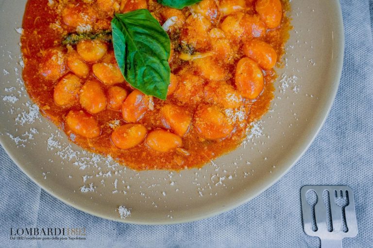 Gli gnocchi alla sorrentina realizzati con ingredienti della Pizza pomodoro e mozzarella, tra i piatti tipici del Ristorante/Pizzeria Lombardi 1892 un must, rientrando tra le proposte dei nostri clienti