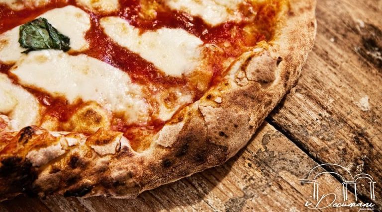 Passeggiare per la zona storica di Napoli è stancante, meglio rifocillarsi bene, gustando, la Pizza, magari della Pizzeria I Decumani