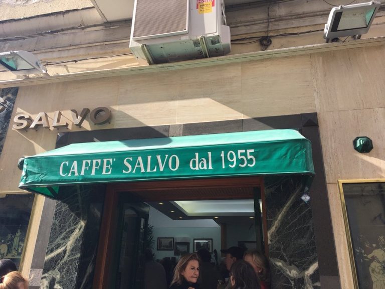 Il Caffè Salvo o Bar Salvo dal 1955 resiste nel tempo come Bar, a Napoli, in quel del Vomero, con un lavoro tradizionale