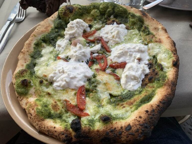 La Pizza Burrata della Pizzeria Lombardi, anche se “ricca” di ingredienti grazie ad una buona distensione, dona freschezza gourmet e classica alle proposte dei nostri clienti