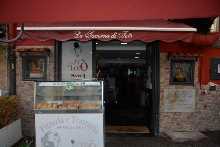 La Pizza Tarallo della Pizzeria La Taverna di Totò, quando la Pizza diventa gourmet con la Tradizione