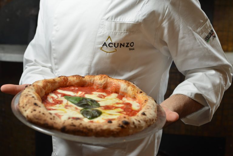 Una cena che preceda una serata con amici al bar, ci invita a mangiare una Pizza intrigante, da DiretTour, alla Pizzeria Acunzo 1964