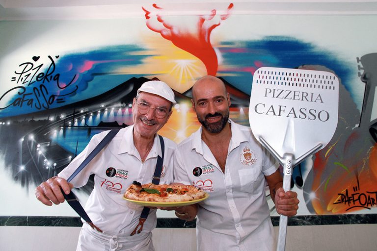 Continua lo Storytelling del food delle Pizzerie Centenarie con la Pizzeria Cafasso a Fuorigrotta, perchè Padre e Figlio sempre affiancati ed affiatati