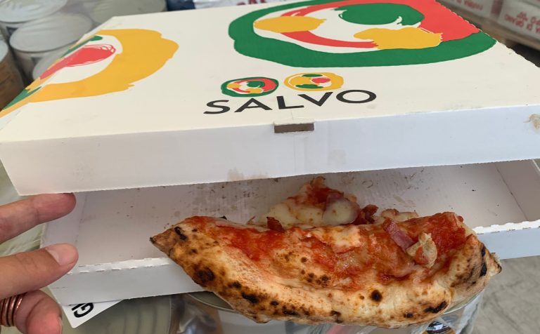 La Pizza da tavolo della Pizzeria Fratelli Salvo divisa in spicchi, diventa una bontà come Pizza al taglio, per essere da Fast food