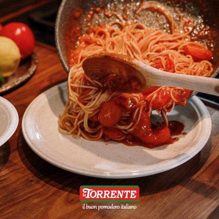 Tra le Ricette grazie ai Consigli dei nostri fornitori, scopriamo che con il Pomodoro Marzanino de La Torrente si realizzano degli spaghetti allo “scarpariello”