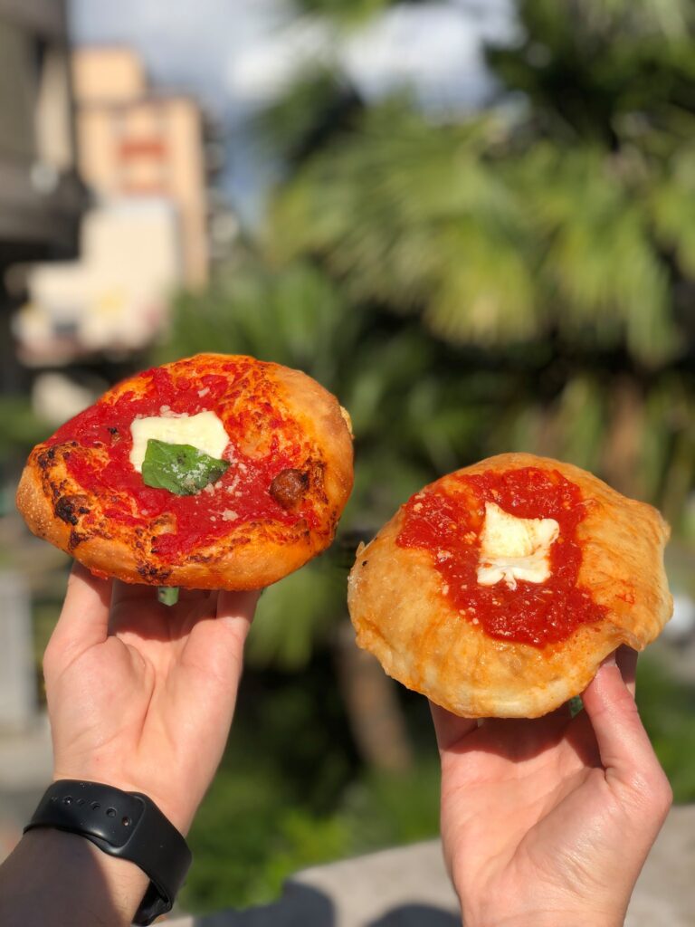 Alla Rosticceria La Padella la Montanara e la Pizzetta sono binomio di Pizza o fritta o al forno