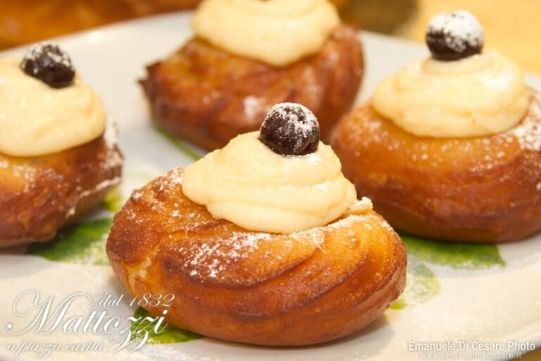 Gustando da Eugenio_fiorentino_food_drink la Zeppola alla Pizzeria Mattozzi a Piazza Carità, è buona come da Pasticceria!