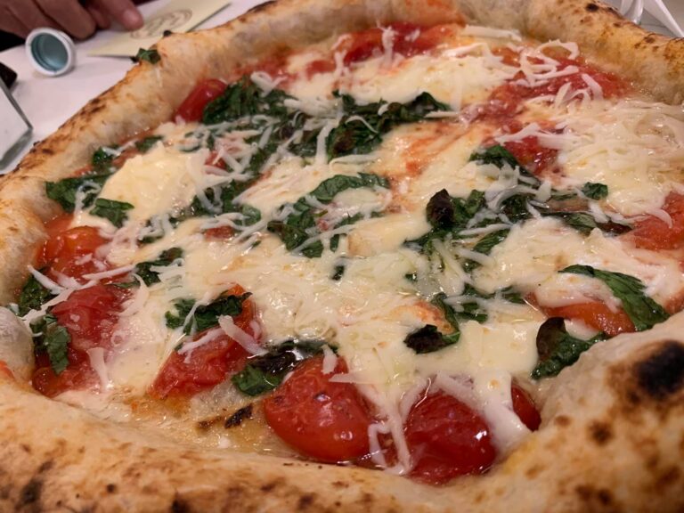 Una serata alla Pizzeria Gorizia 1916 la Pizza Margherizia sfata l’espressione “croce e delizia” è solo delizia per eugenio_fiorentino_food_drink, anche perchè ben accompagnata