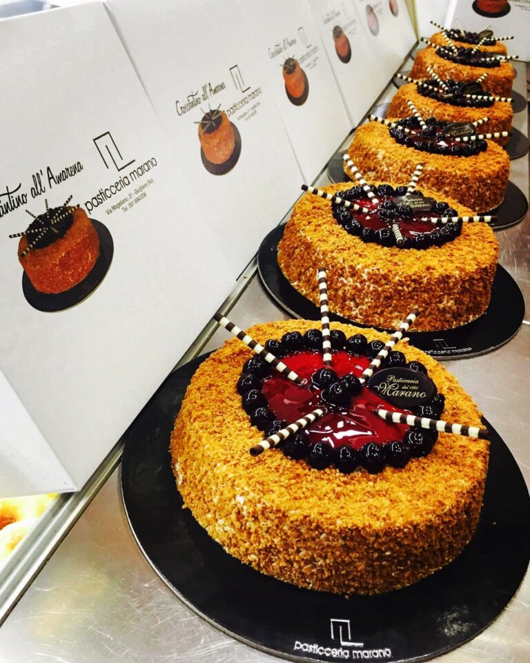 La preparazione in laboratorio, della torta croccantino all’amarena, il fiore all’occhiello, della Pasticceria Marano Luigi