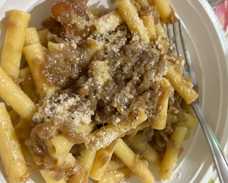 La Pasta alla Genovese anche se casalinga, fatta da Nonna palermitana alla nascita, ma ormai napoletana, è da Eugenio_Fiorentino_food_drink