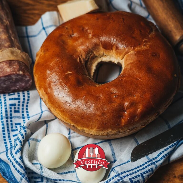 Alla Rosticceria Vestuto Pasqua è un periodo importante, così per tradizione di gusto salato è garantito il Casatiello napoletano, ma non solo, c’è anche altro