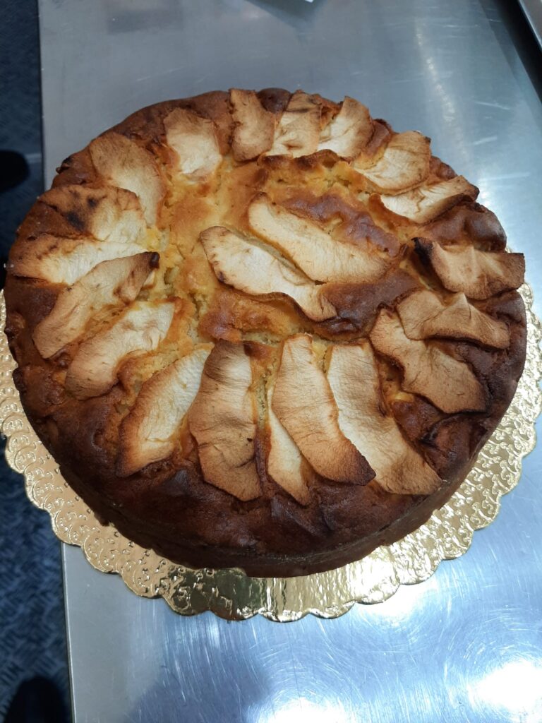 Semplici ingredienti e passaggi alla Pasticceria De Michele per una buona e naturale torta di mele