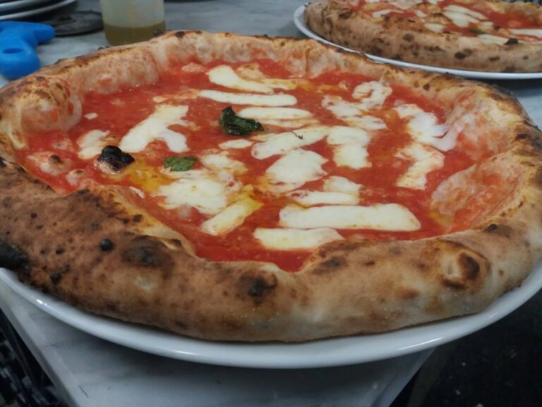 Ingannare l’attesa dello scarico merci al Bellini Ristorante Pizzeria, con la loro Pizza Margherita, a portafoglio, fa si che sia tra le nostre scelte