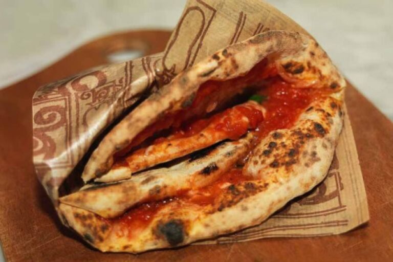 Avendo gustato una Pizza a portafoglio, con la curiosità scopriamo che c’è uno Storytelling del food dietro, che la rende ancora una bontà attuale