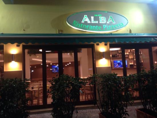 Al Ristorante Alba, il DiretTour segnala, tra le proposte dei nostri clienti, l’esaltazione dell’idea di gusti terra e mare a Napoli, nel piatto: Rollè salmone e provola