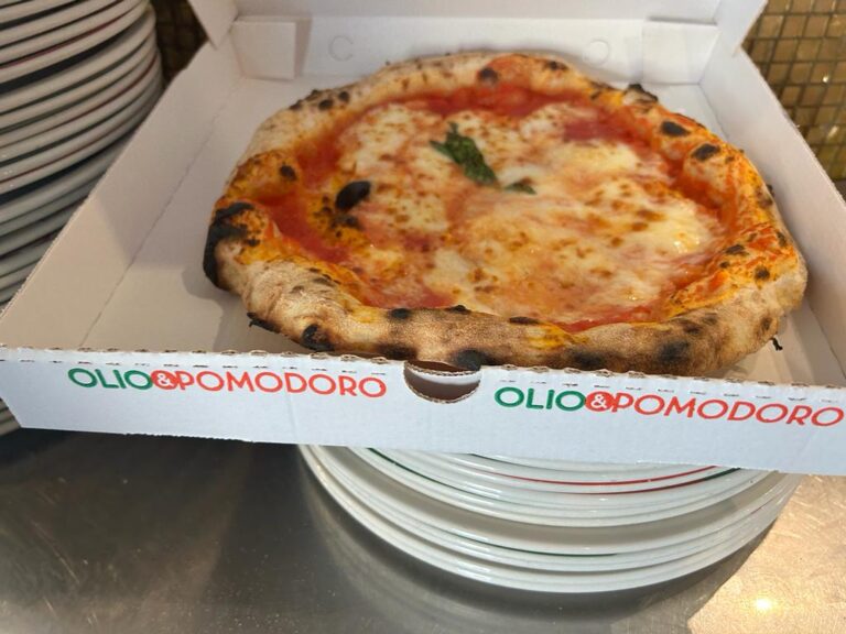 Alla Pizzeria Olio & Pomodoro, per gentilezza gustiamo la cura nei passaggi di cottura di una Pizza Margherita