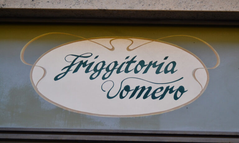 La Pizza fritta della Friggitoria Vomero / Acunzo è buona anche a domicilio