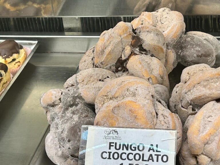 Alla Pasticceria Marco Benincasa il fungo al cioccolato è vellutato