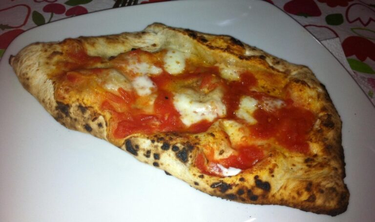 La Pizza Calzone al forno non è solo gusto, anche Storytelling del food