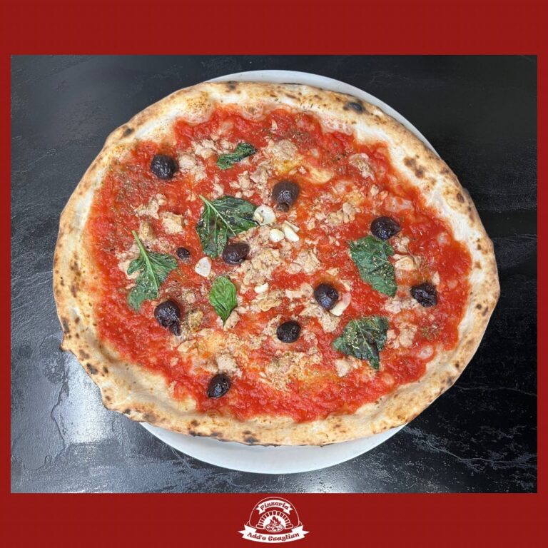 La Pizza Marinara alla Pizzeria Add’e Guagliun accoglie il tonno e le olive