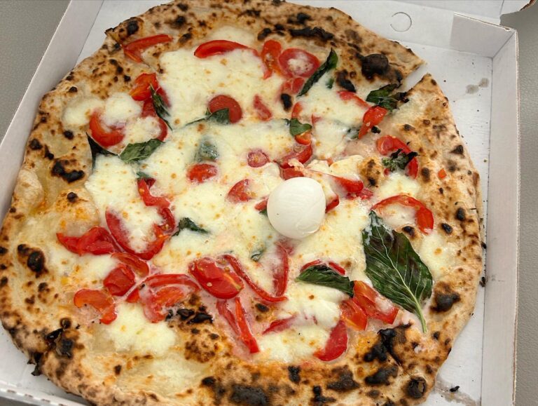 La “particolare” Pizza al filetto di pomodoro della Pizzeria Donna Carmela